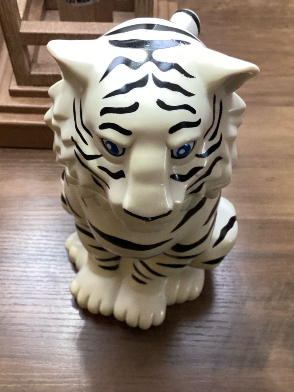 Ringling Bros White Tiger Cup with flip lid 1999 Blue Eyes